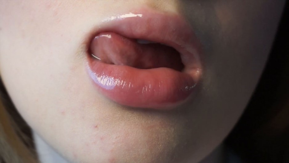 Babyheavanian – Lipstick Try on Close to Camera